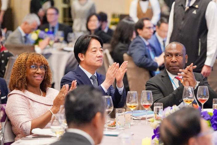 圖說二：賴清德總統（左二）與駐台使節團團長柏安卓（H.E. Ambassador Andrea Clare Bowman）（左一）及聖露西亞大使勞勃‧路易斯（H.E. Ambassador Robert Kennedy Lewis）（右一）一同欣賞表演節目。