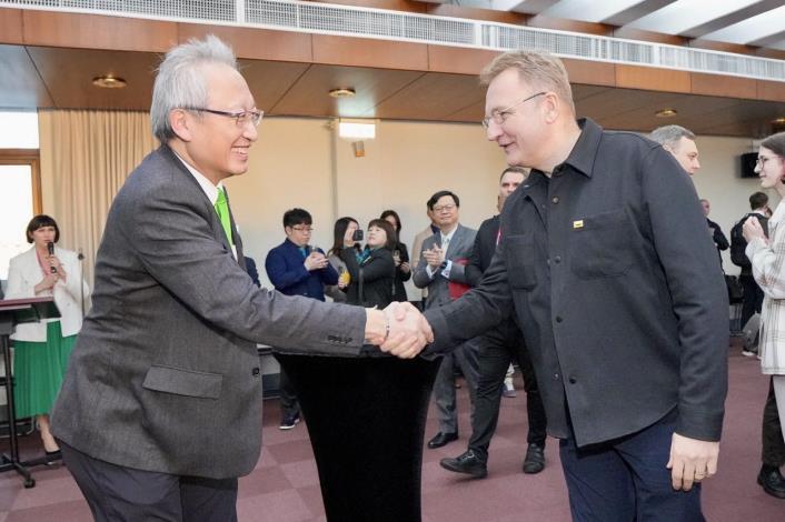 圖說二：外交部政務次長吳志中向烏克蘭利沃夫（Lviv）市長薩多維（Andriy Sadovyy）握手致意。