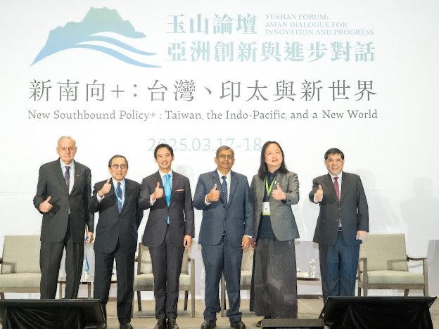 圖說一：外交部常務次長陳立國與第八屆玉山論壇「亞洲前瞻圓桌對話」與談政要合影。