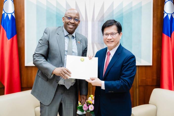 圖說一：索馬利蘭共和國新任駐台代表加拉爾（Mahmoud Adam Jama Galaal，左）向外交部長林佳龍（右）轉交索馬利蘭共和國總統艾萊曼（Abdirahman Mohamed Abdullahi）致賴清德總統信函。