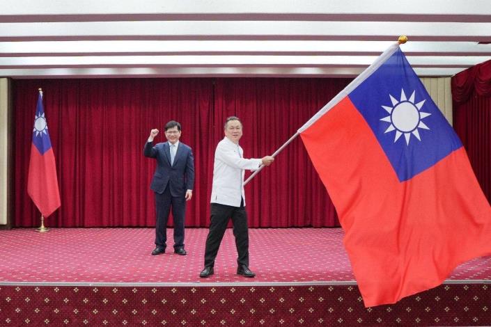 圖說二：外交部長林佳龍授旗給代表隊張和漢總領隊並為代表隊加油打氣。