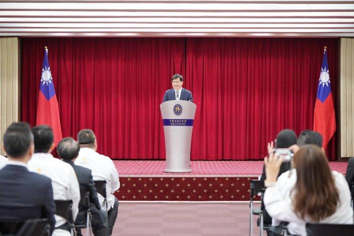 圖說一：外交部長林佳龍為「2025新加坡國際廚藝挑戰賽」授旗儀式致詞。