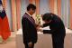 圖說二：駐日本大使李逸洋（右）為日本前駐南非共和國牛尾大使（左）佩戴紫色大綬景星勳章。