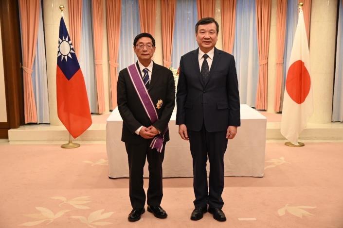 圖說一：駐日本大使李逸洋（右）與日本前駐南非大使牛尾滋（左）合影。