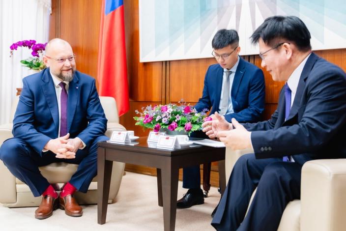 圖說二：外交部長林佳龍（右）接見捷克眾議院副議長巴圖謝克（Jan Bartošek）（左），就台捷關係及認知作戰等議題交換意見。