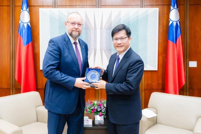 圖說一：外交部長林佳龍（右）與捷克眾議院副議長巴圖謝克（Jan Bartošek）（左）合影。