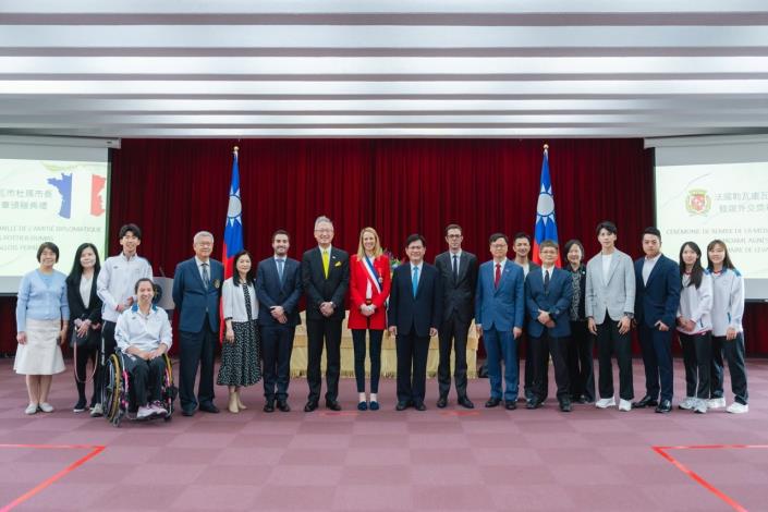 圖說三：外交部長林佳龍（右10）、法國勒瓦盧瓦市（Levallois-Perret）市長杜瑪（Agnès Pottier-Dumas，右11）、外交部政務次長吳志中（左8）、法國在台協會主任龍燁（Franck Paris，右9）與出席觀禮代表合影。