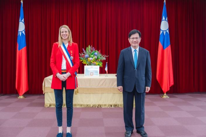 圖說一：外交部長林佳龍頒贈法國勒瓦盧瓦市（Levallois-Perret）市長杜瑪（Agnès Pottier-Dumas）「睦誼外交獎章」。