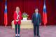 圖說一：外交部長林佳龍頒贈法國勒瓦盧瓦市（Levallois-Perret）市長杜瑪（Agnès Pottier-Dumas）「睦誼外交獎章」。