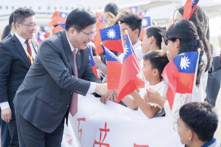 圖說一：非南地區僑胞熱情歡迎總統特使林佳龍（左二）所率訪團。