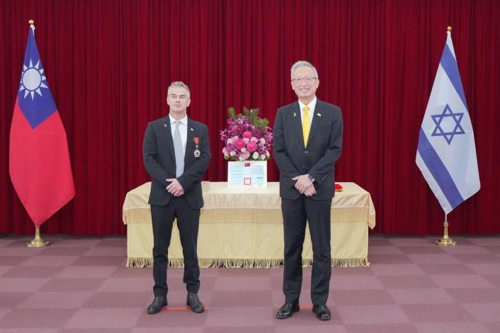 圖說二：外交部政務次長吳志中（右）與以色列國會友台小組主席杜伯斯基（Boaz Toporovsky，左）合影。