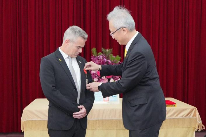 圖說一：外交部政務次長吳志中（右）頒贈以色列國會友台小組主席杜伯斯基（Boaz Toporovsky，左）睦誼外交獎章。
