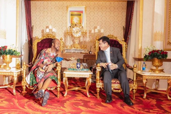 圖說二：總統特使林佳龍會晤史瓦帝尼王國國王恩史瓦帝三世（H.M. King Mswati III）。