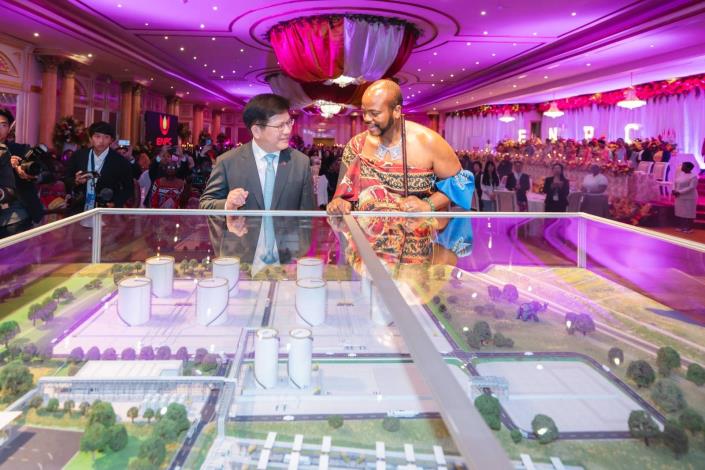圖說三：總統特使林佳龍與史瓦帝尼王國國王恩史瓦帝三世（H.M. King Mswati III）共同主持「戰略儲油槽工程啟動儀式」，並為「戰略儲油槽」3D模型揭幕。