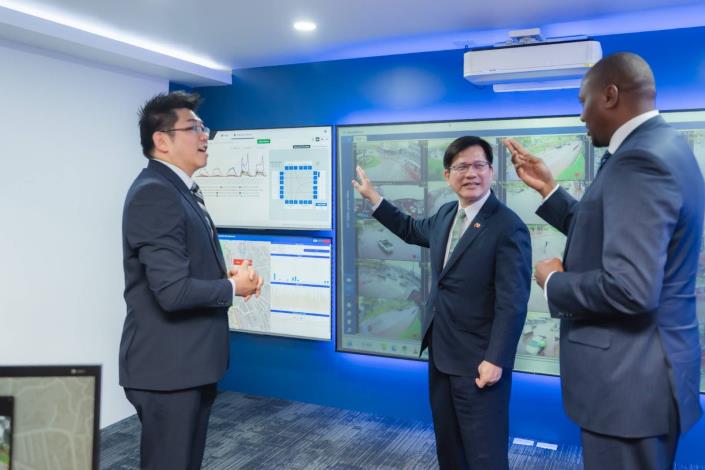 圖說二：「史國5G政府及智慧城市發展計劃」計畫經理王正宇（左）介紹並引導總統特使林佳龍（中）及史瓦帝尼王國總理戴羅素（H.E. Russell Dlamini，右）參觀該計畫控制中心。