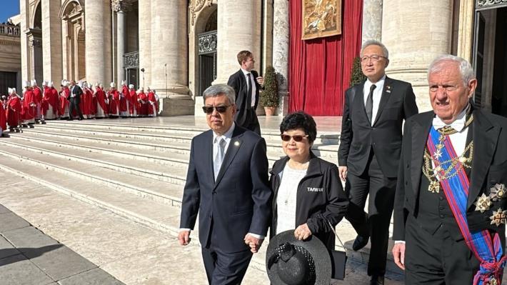 圖說一：總統特使陳建仁前副總統偕夫人及外交部政務次長吳志中抵達喪禮會場。