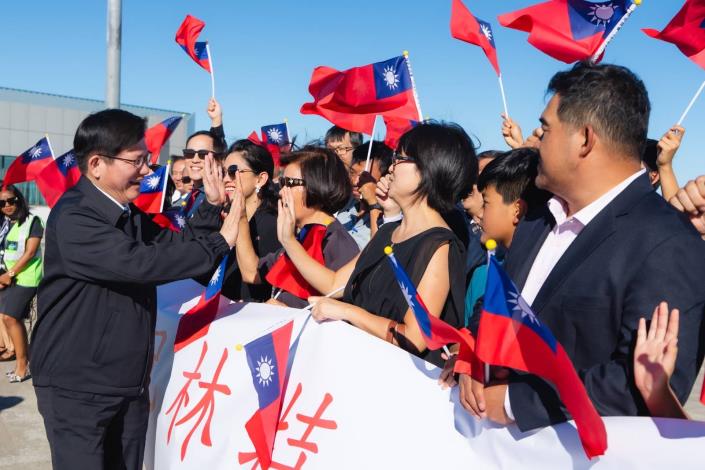 圖說五：非南地區僑胞歡送總統特使林佳龍（左前一）離史。