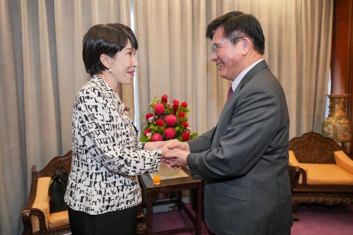 圖說一：外交部長林佳龍（右）歡迎日本前經濟安全保障擔當大臣高市早苗眾議員（左）一行。