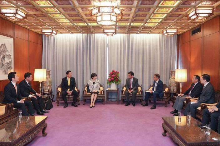 圖說二：外交部長林佳龍（中右）與日本前經濟安全保障擔當大臣高市早苗眾議員（中左）一行就台日關係及區域情勢等廣泛深入交換意見。