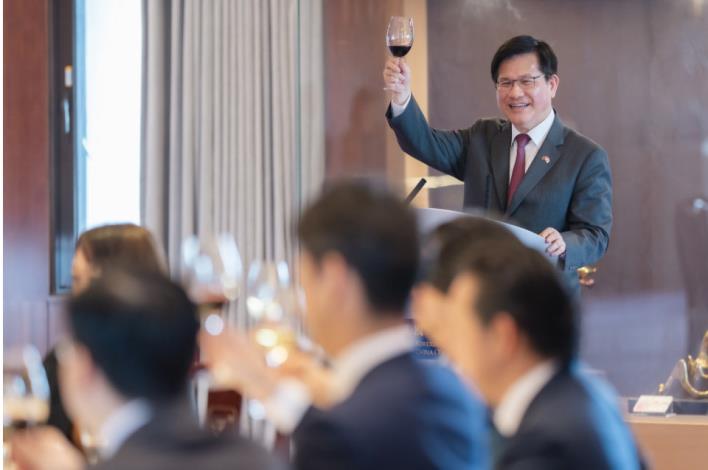 圖說二：外交部長林佳龍午宴日本自民黨青年局長中曾根康隆眾議員一行。