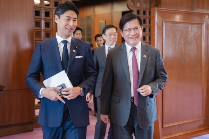 圖說一：外交部長林佳龍（右）歡迎日本自民黨青年局長中曾根康隆眾議員（左）一行。