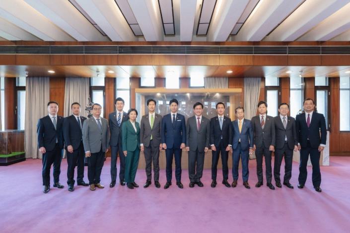 圖說三：外交部長林佳龍與日本自民黨青年局長中曾根康隆眾議員一行合影。