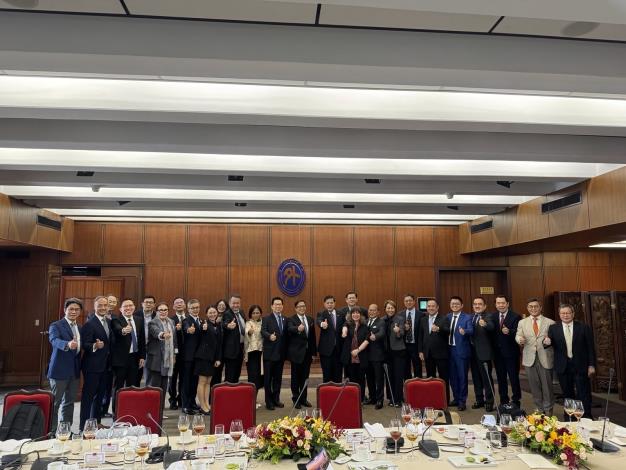 圖說二：外交部常務次長陳立國與訪團合影。