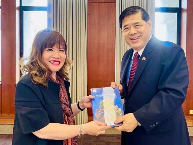 圖說一：辛妲總主席（Shinta Kamdani）致贈禮品予外交部常務次長陳立國。