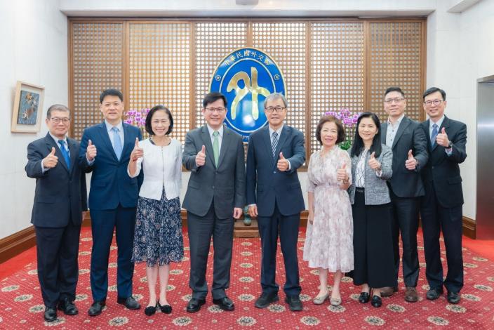 圖說五：外交、教育雙部長會議，兩部各相關單位主管均出席交換意見，討論熱烈。