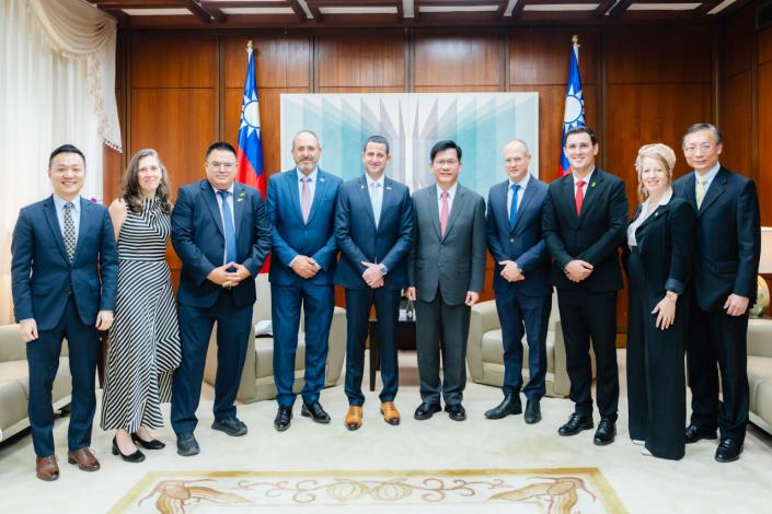 圖說二：外交部長林佳龍（右五）與以色列國會公共工程委員會主席暨外交國防委員會議員泰勒（Ohad Tal，左五）所率訪團合影。