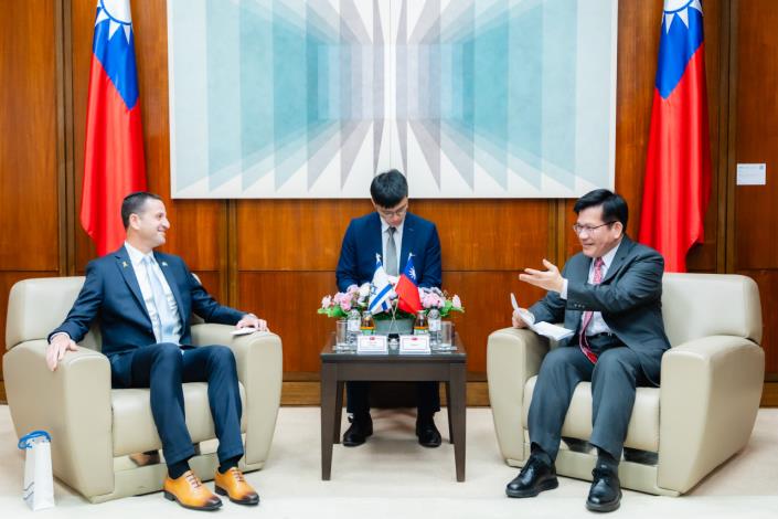 圖說一：外交部長林佳龍（右）接待以色列國會公共工程委員會主席暨外交國防委員會議員泰勒（Ohad Tal，左）。