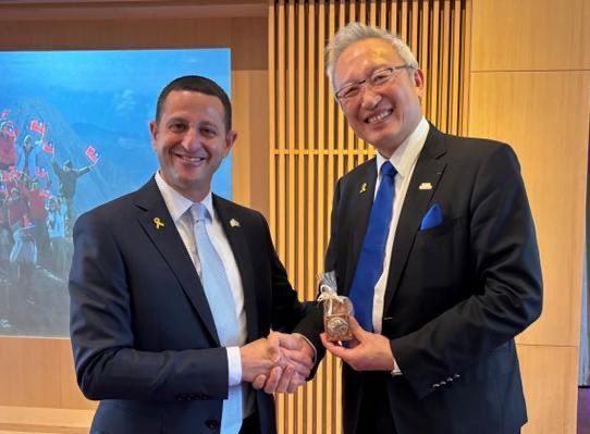 圖說三：外交部政務次長吳志中（右）於午宴後與以色列國會公共工程委員會主席暨外交國防委員會議員泰勒（Ohad Tal，左）交換紀念品。