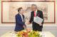 圖說一：外交部政務次長吳志中與「台灣永續能源研究基金會」董事長簡又新於簽署合作備忘錄後握手致意。