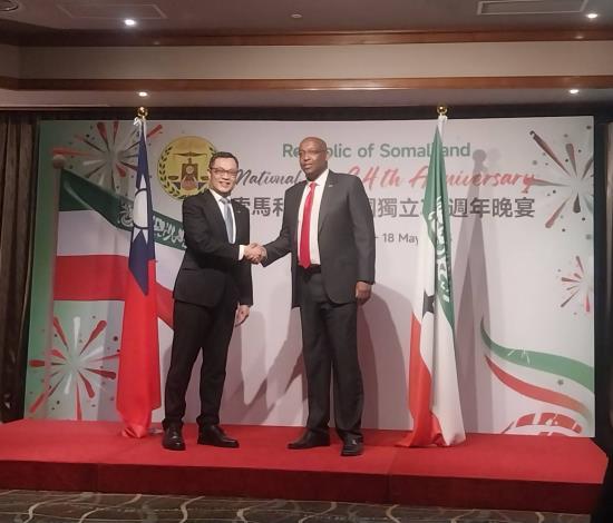 圖說二：外交部政務次長陳明祺（左）於索馬利蘭駐台代表加拉爾（Mahmoud Adam Jama Galaal，右)握手致意。