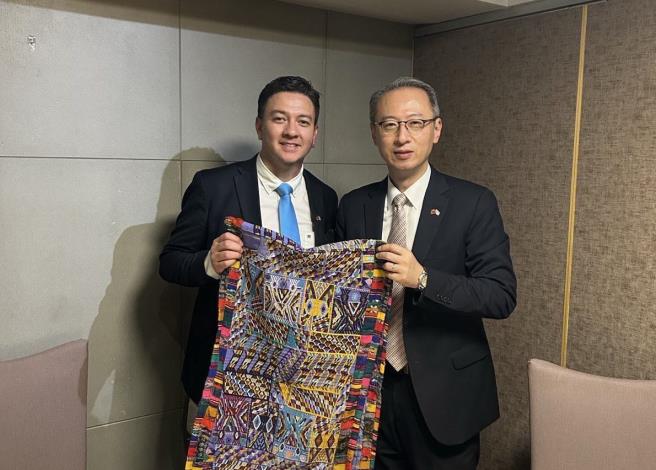 圖說二：外交部拉丁美洲及加勒比海司副司長盧朝睿（右）與瓜地馬拉移民署署長李維拉（Alfredo Danilo Rivera，左）合影。