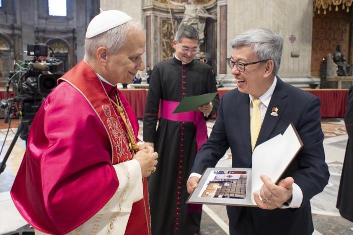 圖說一：總統特使陳建仁前副總統於典禮後會見教宗良十四世（Pope Leo XIV），代表賴清德總統致意，轉達我國政府、人民及天主教社群的誠摯祝賀。