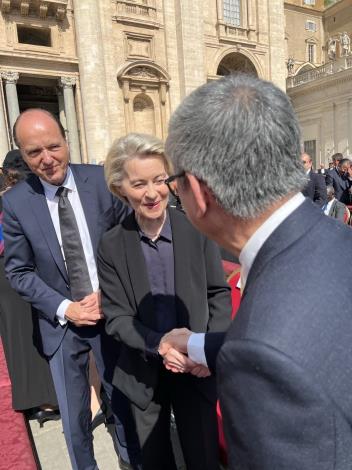 圖說六：總統特使陳建仁前副總統與歐盟執委會主席馮德萊恩（Ursula von der Leyen）握手致意。