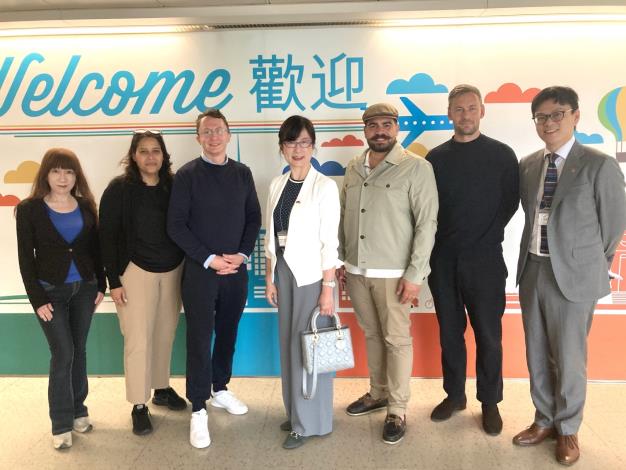 圖說：法國前公職部長暨國民議會友台小組卡巴揚議員（Guillaume Kasbarian，右三）、游蘇法議員（Estelle Youssouffa，左二）、宓迪議員（Paul Midy，左三）及勒福議員（Corentin Le Fur，右二）與駐法國代表處郝培芝大使（右四）在機場合影。