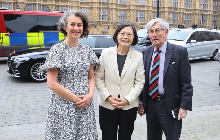 圖說一：「台英國會小組」兩位共同主席柴萍恩下議員（Sarah Champion，左）及羅根上議員（Lord Rogan，右）在英國國會前迎接蔡英文前總統（中）。