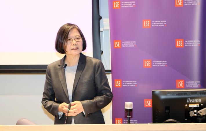 圖說四：蔡英文前總統在母校倫敦政經學院（LSE）演講。