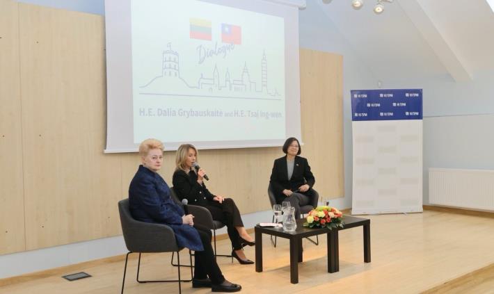 圖說二：蔡英文前總統（右）與立陶宛前總統葛寶思凱德（Dalia Grybauskaitė，左）對談。