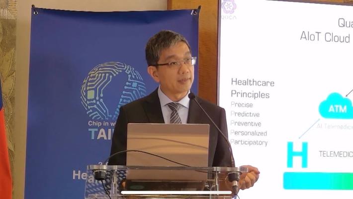 圖說二：廣達電腦智慧醫療事業部處長洪仲璽介紹AI醫療雲「QOCA」等4個AI智慧醫療平台，透過直接連結病患資訊及醫院系統，有效促進遠距醫療服務。