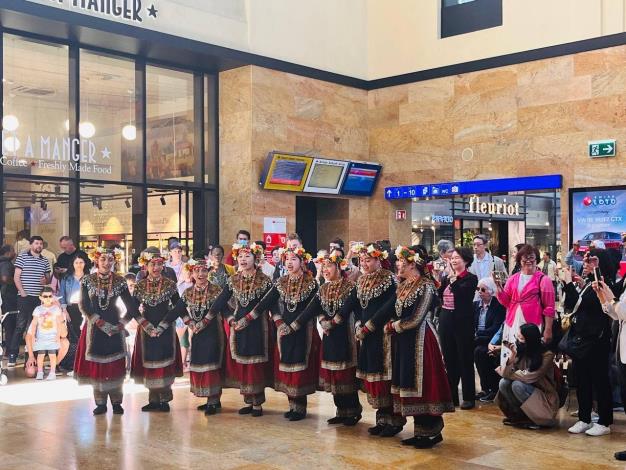圖說五：PUZANGALAN希望原住民兒童合唱團於日內瓦火車站快閃表演，吸引近百人佇足觀賞。