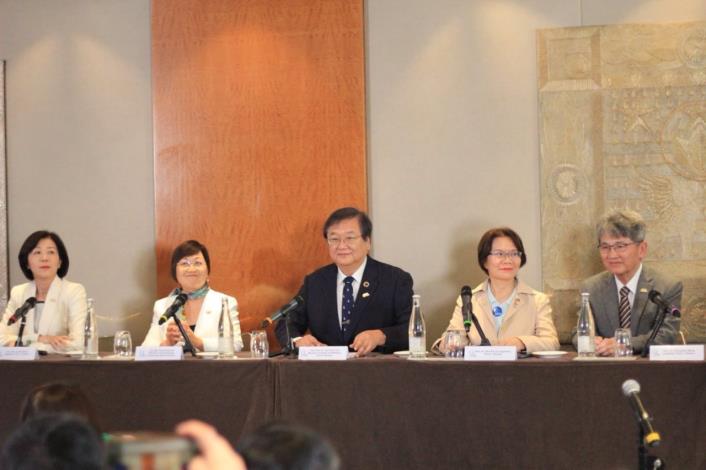 圖說三：衛福部長邱泰源（中）、僑務委員會委員長徐佳青（左二）、立法院視導團的立法委員王育敏（左一）、立法委員王正旭（右一）及立法委員劉書彬（右二）在世界衛生大會（WHA）開議前在日內瓦舉辦「國際記者會」。