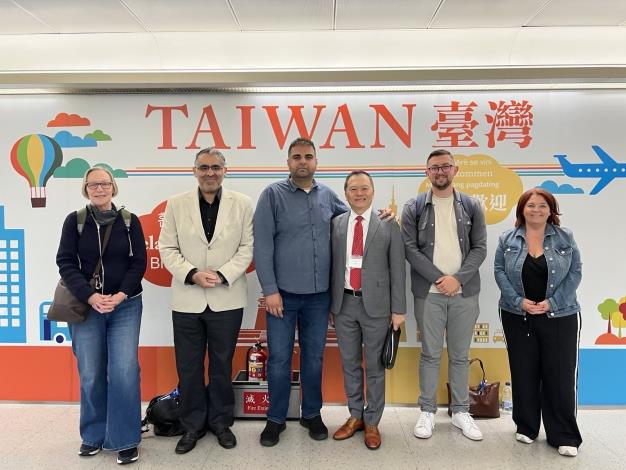 圖說：英國「工黨台灣之友會」共同主席彌蘇拉（Navendu Mishra ）下議員（左三）於本（5）月25日率團訪台，外交部歐洲司總領事回部辦事林暉程接機。