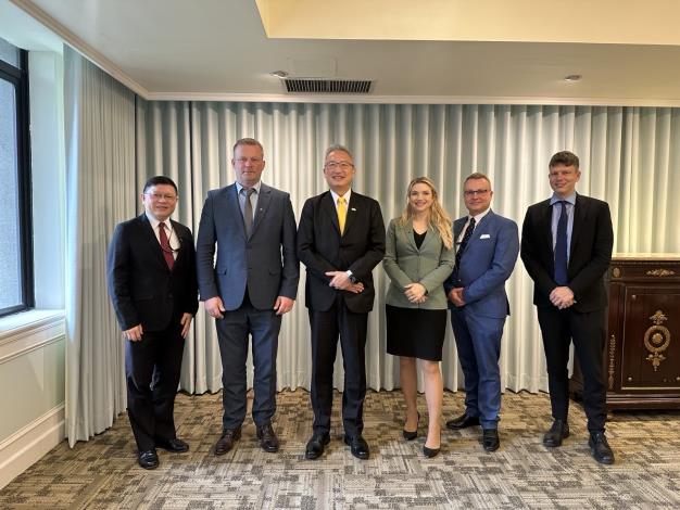 圖說三：外交部政務次長吳志中與歐洲議會議員團乙行合影。