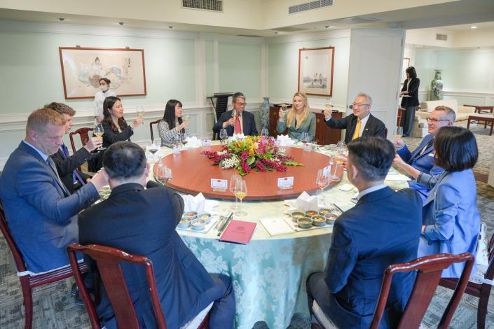 圖說二：外交部政務次長吳志中款宴歐洲議會議員團乙行。