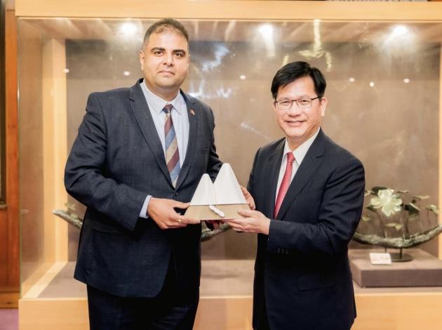 圖說二：外交部長林佳龍致贈團長彌蘇拉（Navendu Mishra）下議員台灣精品茶葉禮盒。