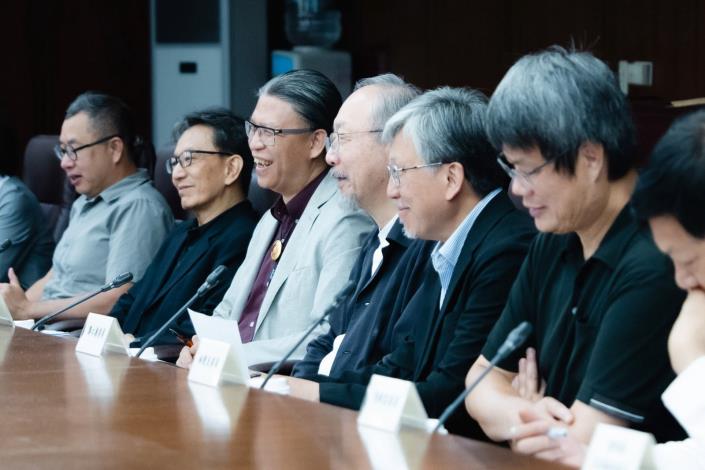 圖說三：與會委員討論熱烈。