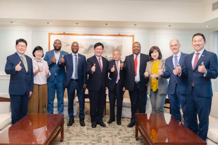 圖說三：外交部長林佳龍午宴史瓦帝尼王國農業部長查克（Mandla Tshawuka）後與與宴貴賓合影。